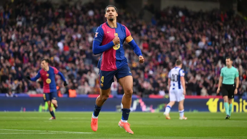 Ronald Araújo em jogo do Barcelona. Foto: David Ramos/Getty Images