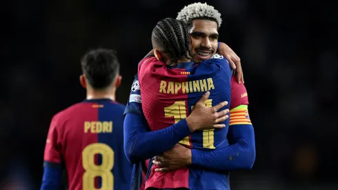 Ronald Araújo e Raphinha juntos no Barcelona. Foto: David Ramos