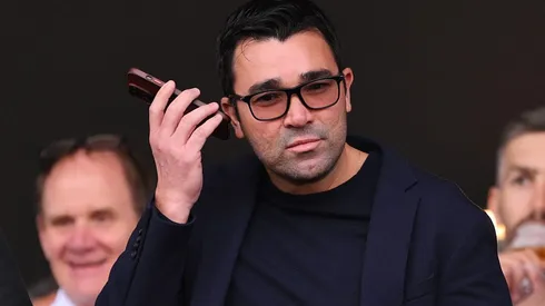 Deco, de terno preto, do Barcelona. (Photo by David Ramos/Getty Images)