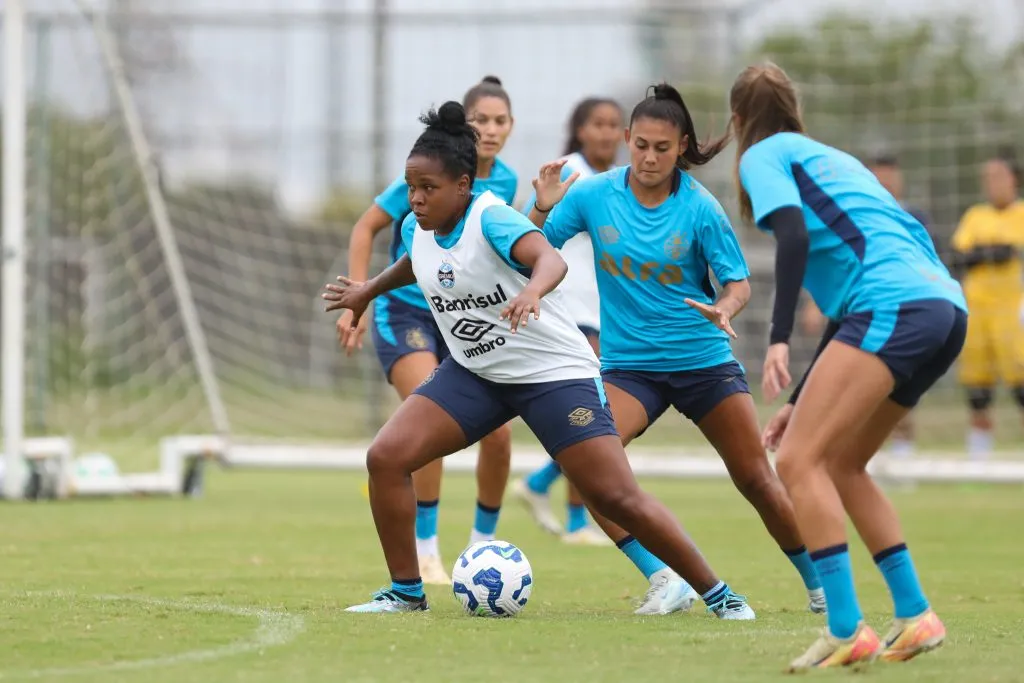 Jogadoras do Grêmio treinando.