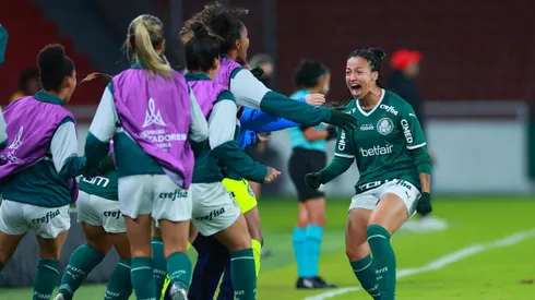 Jogadora do Palmeiras comemorando.