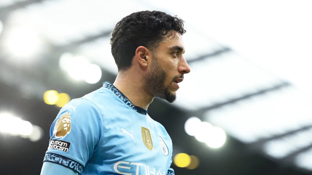 Omar Marmoush com a camisa azul do Manchester City (Photo by Matt McNulty/Getty Images)
