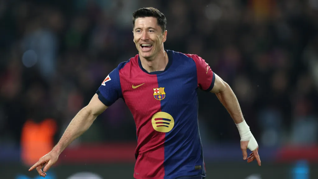 Lewandowski comemora gol marcado pelo Barcelona contra o Osasuna (Photo by Clive Brunskill/Getty Images)