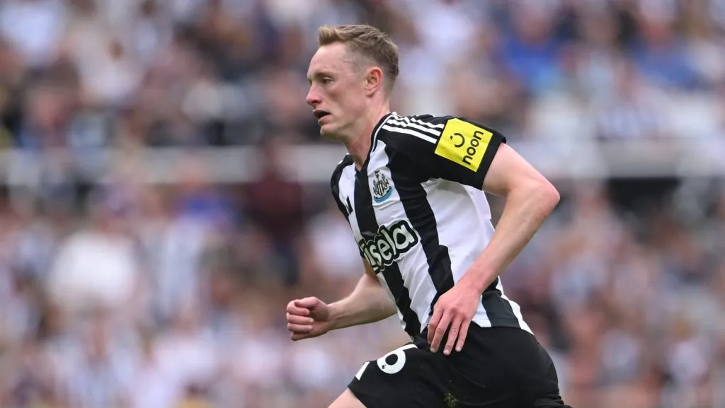 Sean Longstaff, do Newcastle United, em ação durante a partida da Premier League entre Newcastle United e Southampton, no St. James' Park, em 17 de agosto de 2024, em Newcastle upon Tyne, Inglaterra. (Foto de Stu Forster/Getty Images)
