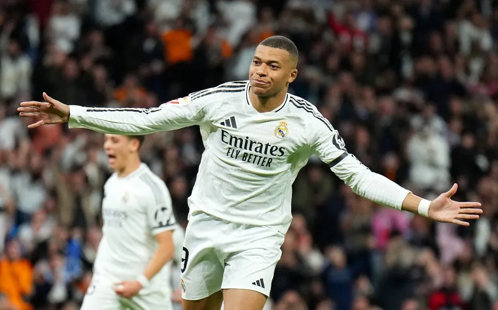 Mbappé corre e comemora