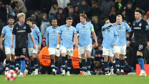 Com seu contrato no Manchester City chegando ao fim, especula-se que o River Plate esteja interessado em contratá-lo, gerando grande expectativa entre os torcedores argentinos. Se confirmada, a transferência seria um marco para o clube e para o futebol da região. (Foto de Dan Istitene/Getty Images)