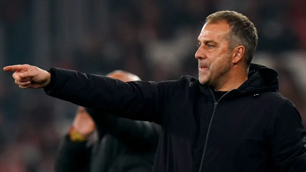 Hansi Flick, técnico do FC Barcelona, gesticula durante a partida de ida das oitavas de final da UEFA Champions League 2024/25 entre SL Benfica e FC Barcelona no Estádio da Luz, em 5 de março de 2025, em Lisboa, Portugal. (Foto por Gualter Fatia/Getty Images)