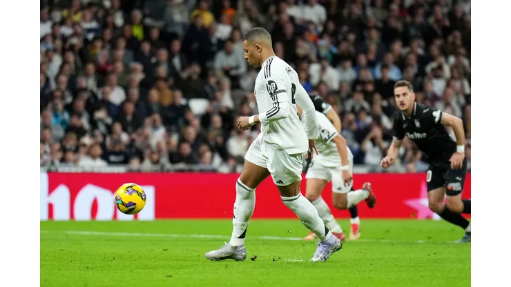 O momento capturado nas redes sociais destaca a confiança e a harmonia entre os dois jogadores, refletindo a forte química e espírito de equipe no time de Ancelotti. (Foto de Angel MartinezGetty Images)