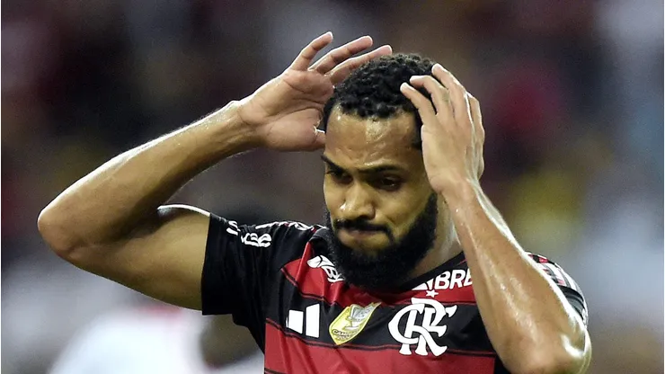 No Maracanã, o Flamengo pressionou o Internacional, mas ficou no empate por 1 a 1 na abertura do Brasileirão. Juninho teve a melhor chance do jogo, acertando a trave em um lance decisivo. Foto Alexandre LoureiroAGIF