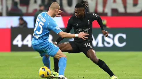 Rafael Leão e Leo Ostigaard durante partida entre Napoli e Milan