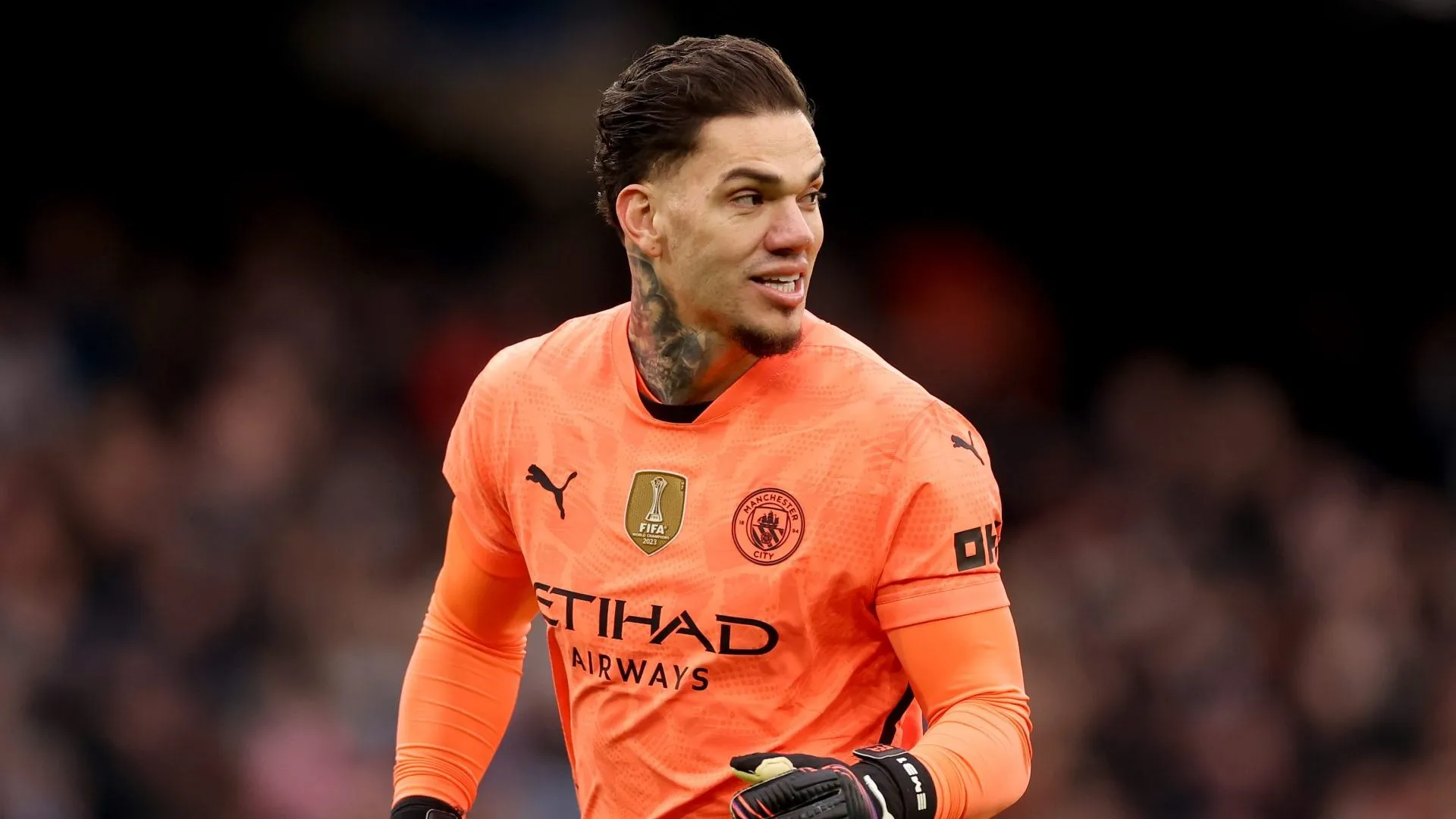 Ederson acena com a mão