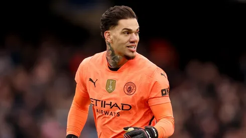 O Al-Nassr avalia alternativas para reforçar o gol após dificuldades em avançar nas negociações por Ederson. (Photo by Carl Recine/Getty Images)
