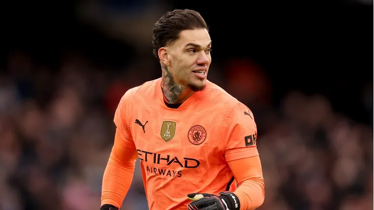 O Al-Nassr avalia alternativas para reforçar o gol após dificuldades em avançar nas negociações por Ederson. (Photo by Carl Recine/Getty Images)