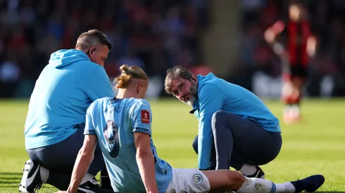 Haaland sendo atendido em campo (Photo by Alex Pantling/Getty Images)