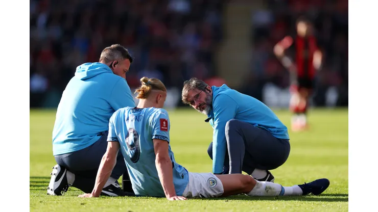 Haaland sendo atendido em campo (Photo by Alex Pantling/Getty Images)