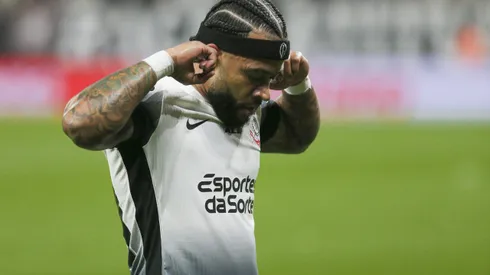 Memphis Depay em campo pelo Corinthians (Photo by Ricardo Moreira/Getty Images)