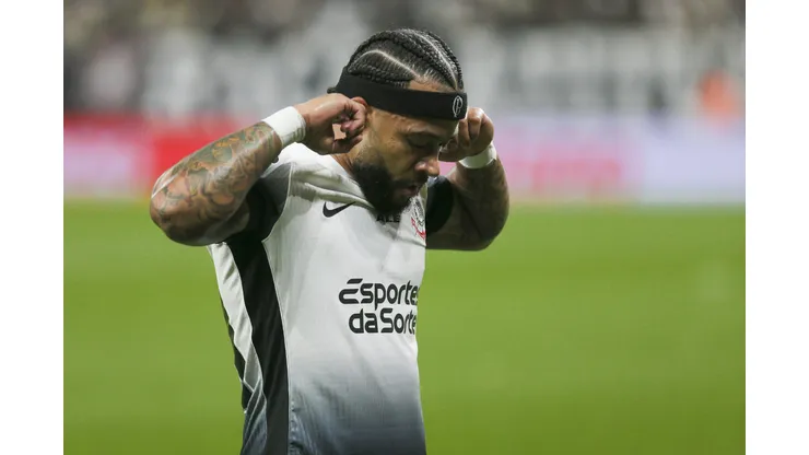 Memphis Depay em campo pelo Corinthians (Photo by Ricardo Moreira/Getty Images)