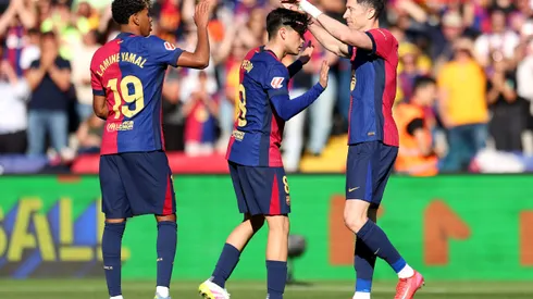 Após abrir o placar com um gol fortuito, os blaugranas viram o adversário reagir na segunda etapa, mas Lewandowski brilhou e garantiu a vitória em um duelo marcado por tensão e resiliência. (Foto de Judit Cartiel/Getty Images)