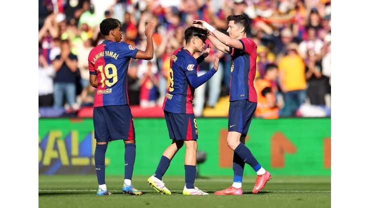 Após abrir o placar com um gol fortuito, os blaugranas viram o adversário reagir na segunda etapa, mas Lewandowski brilhou e garantiu a vitória em um duelo marcado por tensão e resiliência. (Foto de Judit Cartiel/Getty Images)
