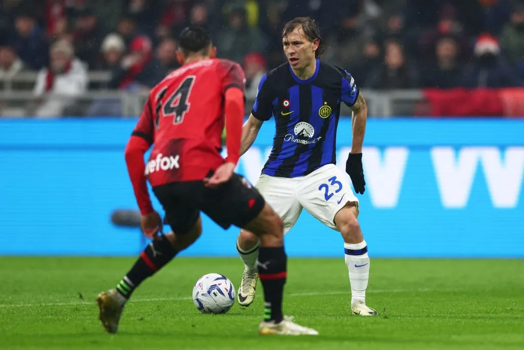 Nicolò Barella, da Internazionale, em ação, é desafiado por Tijjani Reijnders, do AC Milan, durante a partida da Serie A TIM entre AC Milan e Internazionale no Estádio Giuseppe Meazza, em 22 de abril de 2024, em Milão, Itália. (Foto de Francesco Scaccianoce/Getty Images)