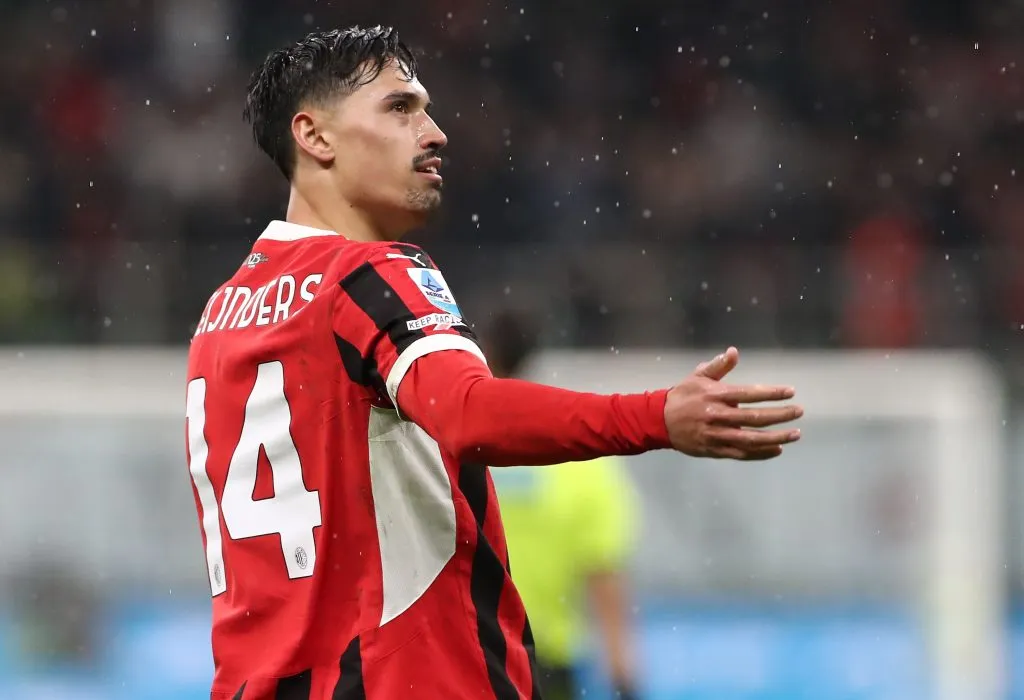 Tijjani Reijnders, do AC Milan, comemora após marcar o segundo gol de sua equipe durante a partida da Serie A entre AC Milan e Como 1907 no Estádio Giuseppe Meazza, em 15 de março de 2025, em Milão, Itália. (Foto de Marco LuzzaniGetty Images)