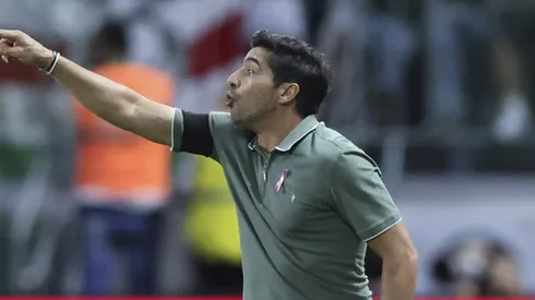 Palmeiras empata no Brasileirão e Abel Ferreira é alvo dos torcedores.