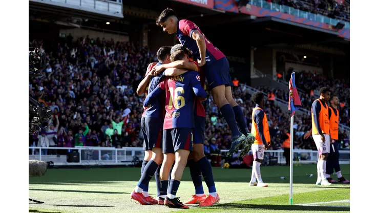 Com dois gols, o atacante polonês reafirmou sua importância para a equipe e entrou para a história ao superar marcas de Ferenc Puskás e Lionel Messi. (Foto de Judit Cartiel/Getty Images)