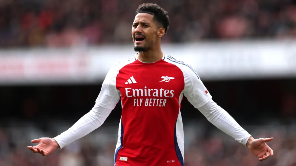 William Saliba durante jogo pelo Arsenal na Premier League (Photo by Alex Pantling/Getty Images)
