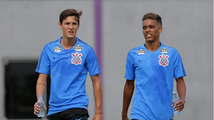 Mateus Vital e Pedrinho juntos em treino do Corinthians no CT Joaquim Grava