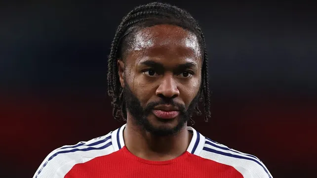 Sterling, de camisa vermelha e branca pelo ARSENAL. (Photo by Ryan Pierse/Getty Images)