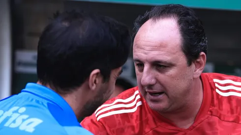 Abel Ferreira e Rogério Ceni se cumprimentam. Foto: Ettore Chiereguini/AGIF