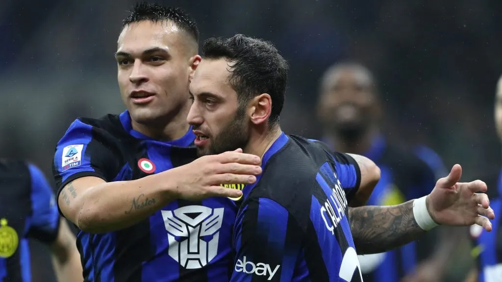 Lautaro Martínez e Hakan Çalhanoğlu comemorando gol da Inter de Milão. Foto: Marco Luzzani/Getty Images