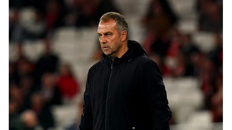 Barcelona revela prazo para anunciar reforço aguardado por Hansi Flick.