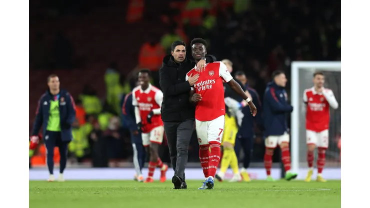 Mikel Arteta, técnico do Arsenal e Bukayo Saka (Photo by Alex Pantling/Getty Images)