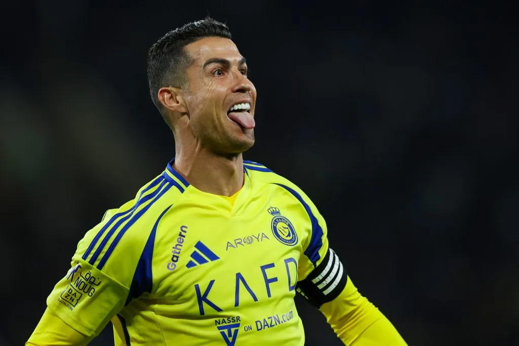 BURAYDAH, ARÁBIA SAUDITA - 30 DE JANEIRO: Cristiano Ronaldo do Al Nassr comemora após marcar o primeiro gol durante a Saudi Pro League no King Abduallah bin Abdualaziz Sport City em 30 de janeiro de 2025 em Buraydah, Arábia Saudita.