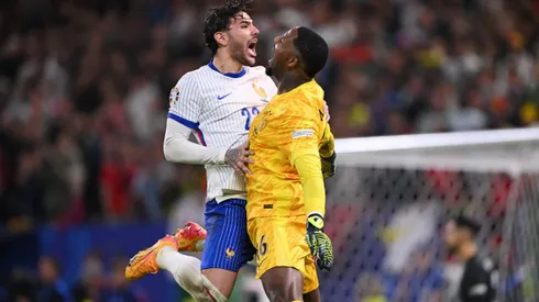 Theo Hernandez e Maignan comemorando classificação da França. Foto: Stu Forster