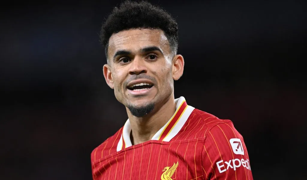 Luis Díaz, um dos alvos do Barcelona , em campo, com a camisa do Liverpool. Luis Díaz, um dos alvos do Barcelona (Photo by Justin Setterfield/Getty Images)