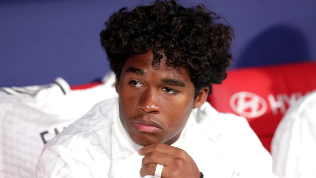 Endrick, de jaqueta branca, pelo Real Madrid. (Photo by Gonzalo Arroyo Moreno/Getty Images)