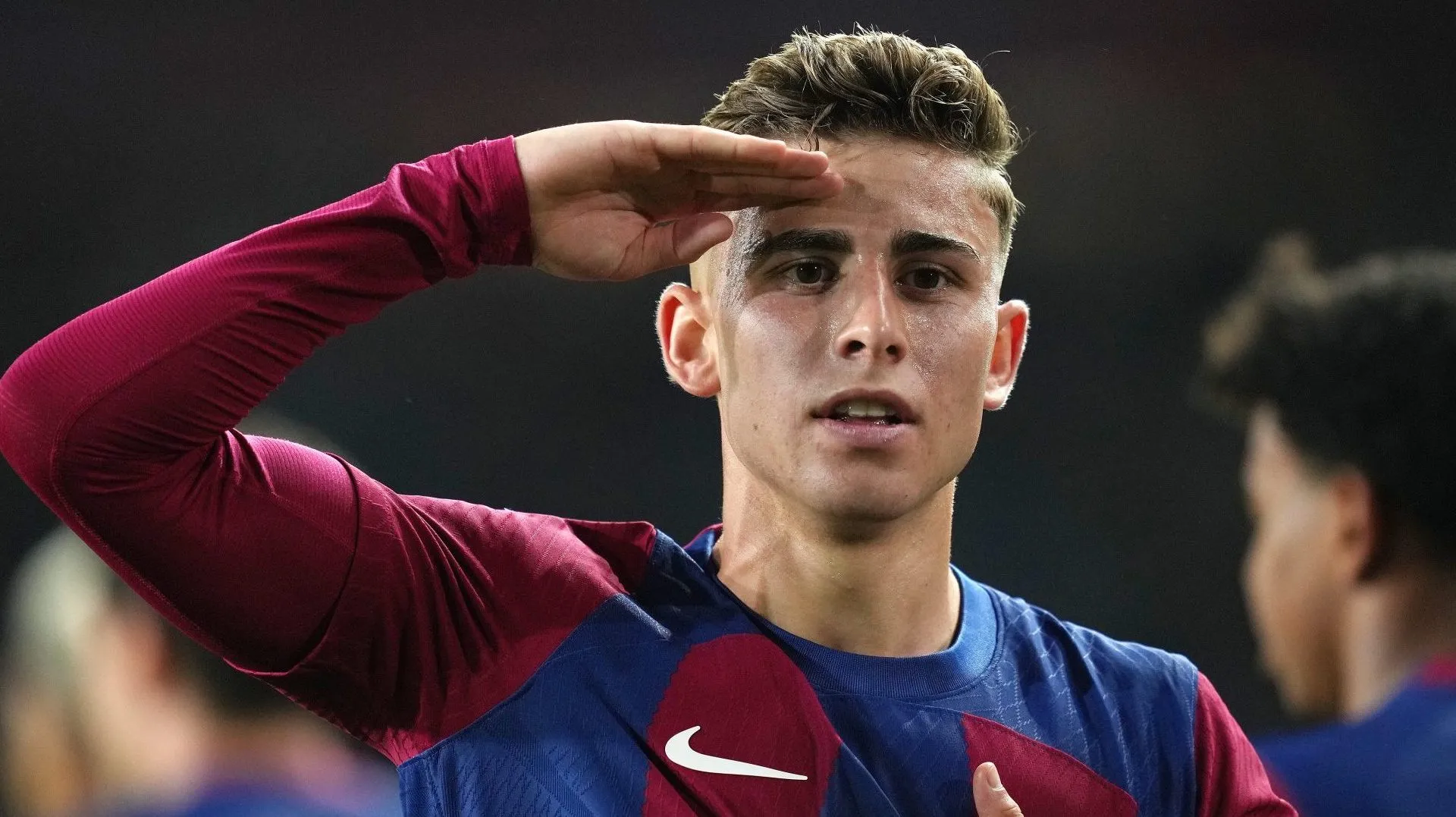 Fermín López, alvo do Al-Ahli, em campo, com a mão na cabeça. (Photo by Alex Caparros/Getty Images)