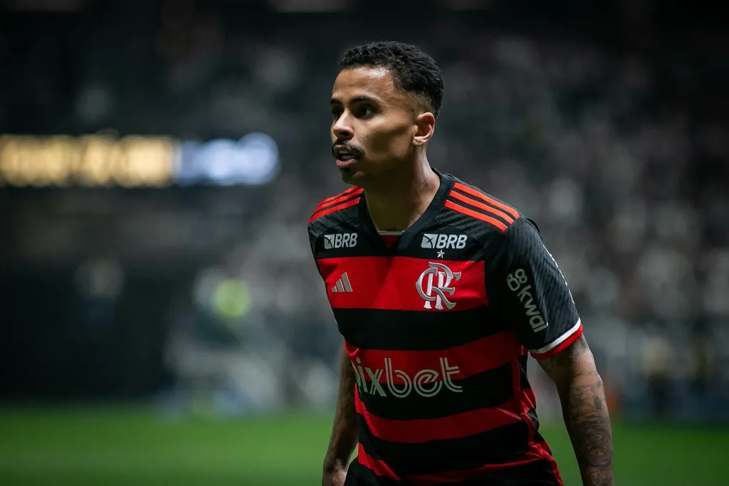 Allan, de camisa preta e vermelha do Flamengo
