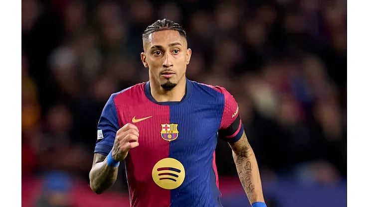 Raphinha, do Barcelona, é envolvido em plano de gigante do Brasileirão.