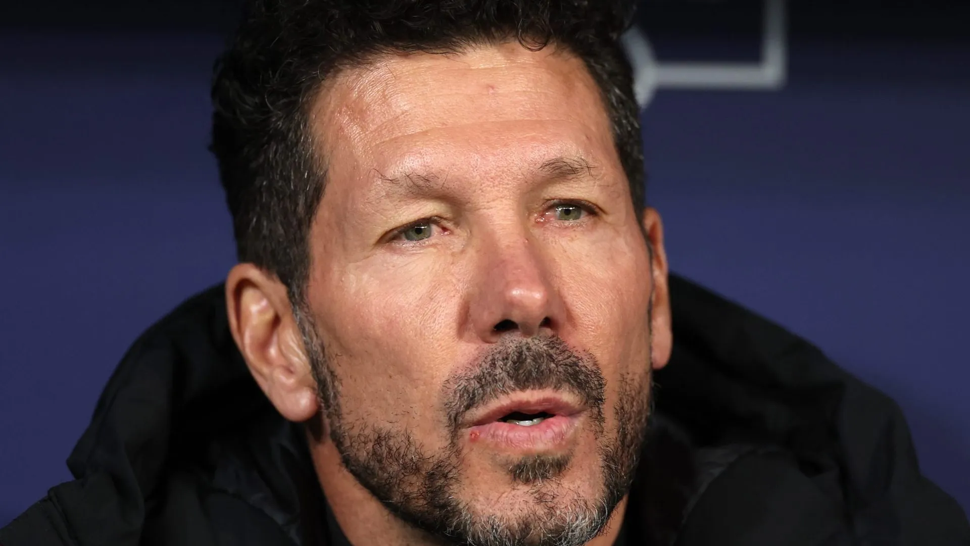 Diego Simeone, treinador do Atlético de Madrid, observa atentamente antes da partida da La Liga EA Sports entre Atlético de Madrid e FC Barcelona no Riyadh Air Metropolitano, em 16 de março de 2025, em Madrid, Espanha. (Foto por Florencia Tan Jun/Getty Images)