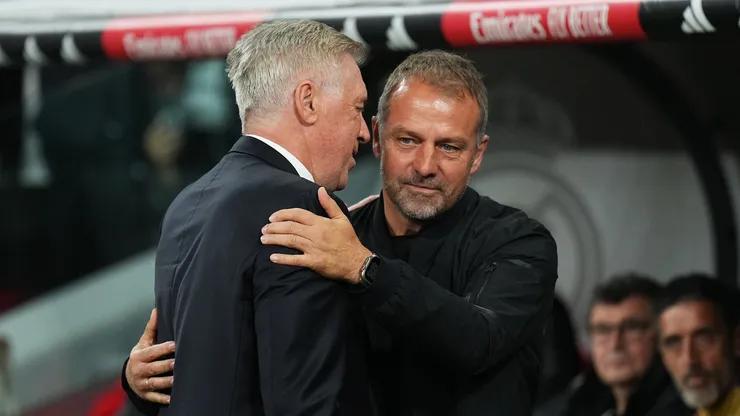 Carlo Ancelotti e Hansi Flick juntos durante partida da La Liga