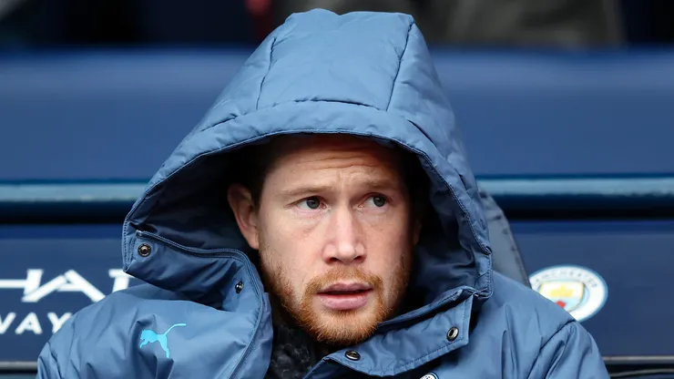Kevin De Bruyne no banco de reservas do Manchester City