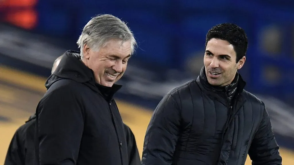 Ancelotti ao lado de Mikel Arteta. Foto: Peter Powell/Getty Images