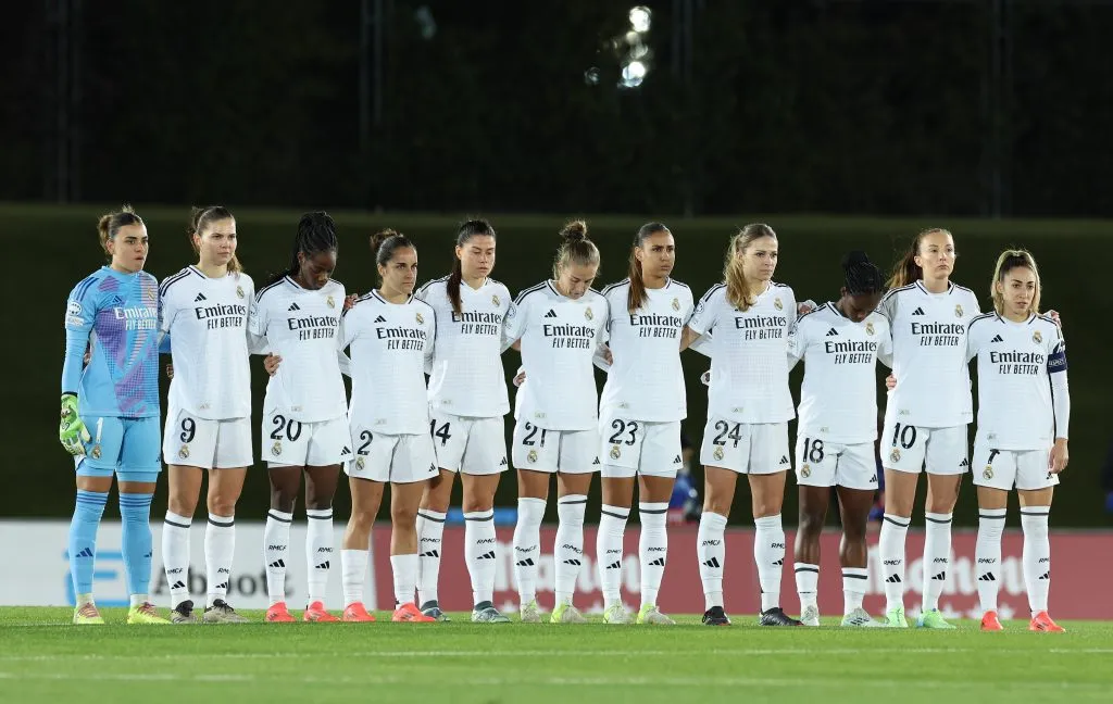 MADRID, SPAIN – NOVEMBER 13: Players of Real Madrid take part in a minute’s silence for the victims of the Flooding Disaster in Spain prior to the during the UEFA Women’s Champions League match between Real Madrid CF and FC Twente at Estadio Alfredo Di Stefano on November 13, 2024 in Madrid, Spain. (Photo by Florencia Tan Jun/Getty Images)