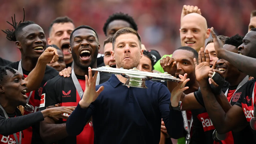 Xabi Alonso com o troféu da Bundesliga ao lado do elenco do Bayer Leverkusen (Photo by Stuart Franklin/Getty Images)