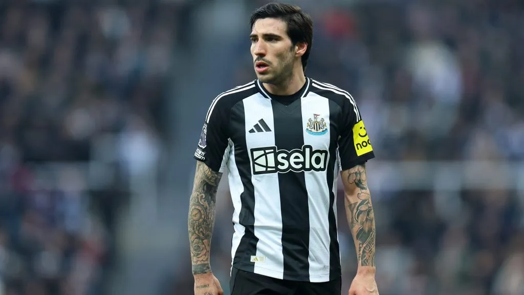Sandro Tonali em jogo do Newcastle. Foto: Molly Darlington/Getty Images