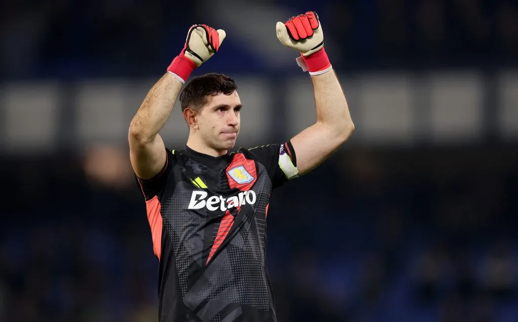 Emiliano Martinez, do Aston Villa, durante a partida da Premier League entre Everton FC e Aston Villa FC no Goodison Park, em 15 de janeiro de 2025, em Liverpool, Inglaterra. (Foto por Carl Recine/Getty Images)