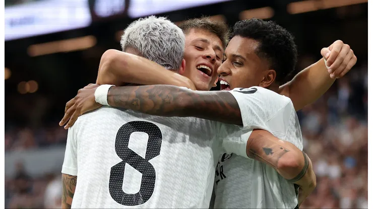 Fede Valverde, Arda Güler e Rodrygo, do Real Madrid. O primeiro é alvo do Manchester United (Photo by Florencia Tan Jun/Getty Images)